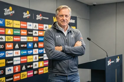 Ancien cycliste professionnel face aux médias lors d'une conférence de presse liée au Tour de France 2026